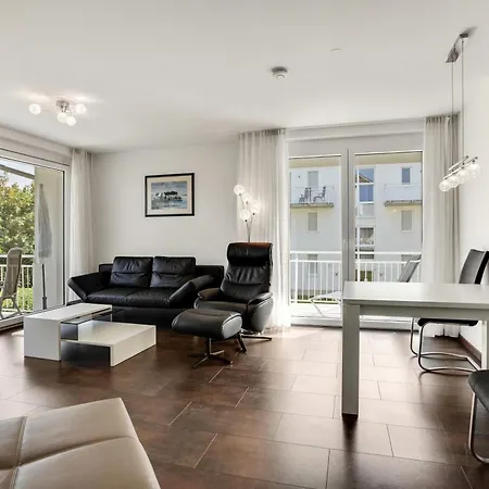 Traubenlese Mit Parkplatz Und Balkon *