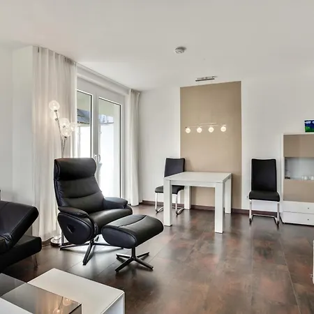 Traubenlese Mit Parkplatz Und Balkon *