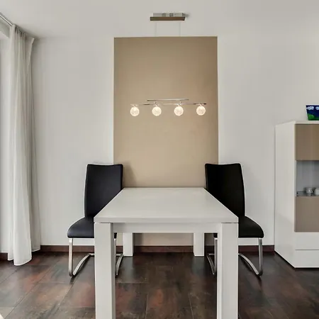 Traubenlese Mit Parkplatz Und Balkon *