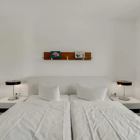 Traubenlese Mit Parkplatz Und Balkon * Bad Bellingen