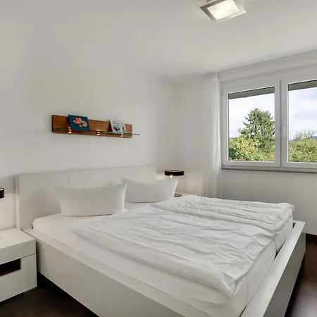 Traubenlese Mit Parkplatz Und Balkon * Bad Bellingen