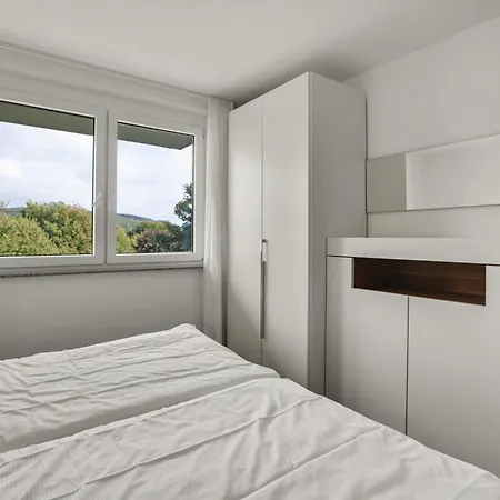 Traubenlese Mit Parkplatz Und Balkon
