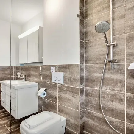 Traubenlese Mit Parkplatz Und Balkon * Bad Bellingen