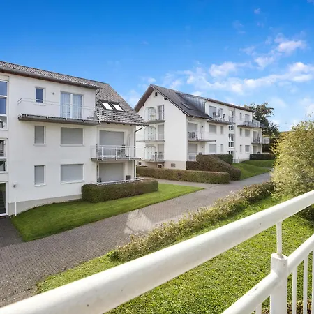Traubenlese Mit Parkplatz Und Balkon